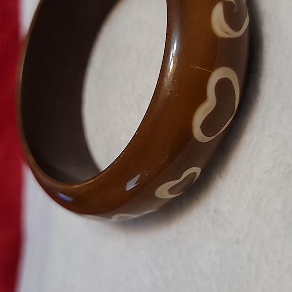 Heart and Natural looking Resin Bangle Bracelet (24) - Picture 4 of 5